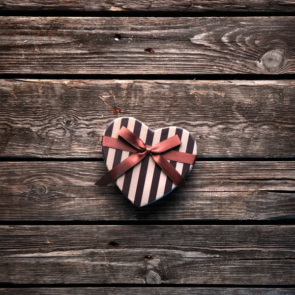 Caja de regalo de San Valentín en forma de corazón —  Fotos de Stock