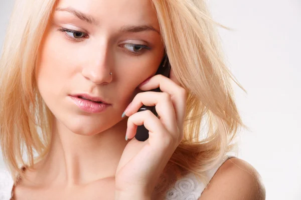 Woman talking by cell phone — Stock Photo, Image
