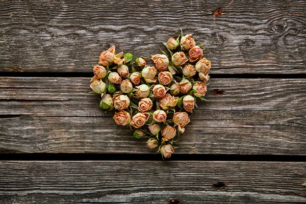 Flores de rosa em forma de coração — Fotografia de Stock