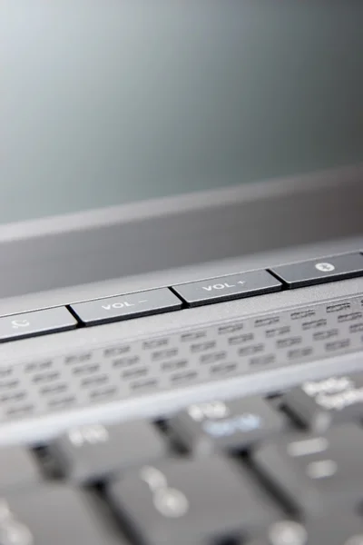Laptop klavye üzerinde ses düğmeleri — Stok fotoğraf