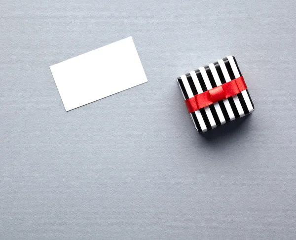 선물 상자와 빈 흰색 카드 — 스톡 사진