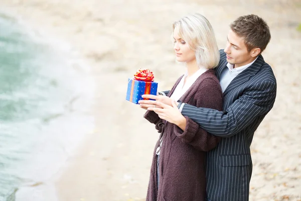 Coppia innamorata di una confezione regalo — Foto Stock