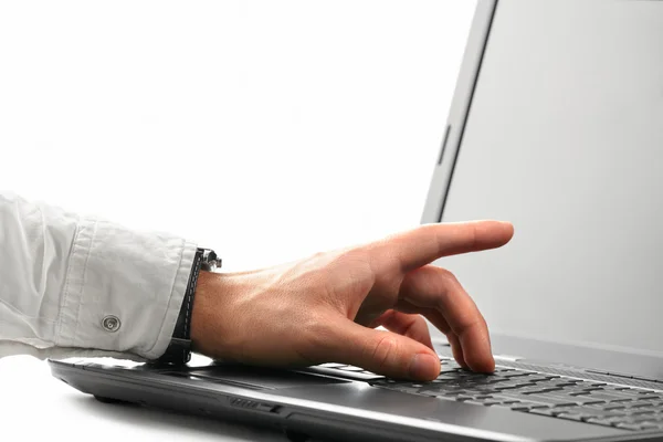 Hand zeigt auf Laptop-Computer — Stockfoto