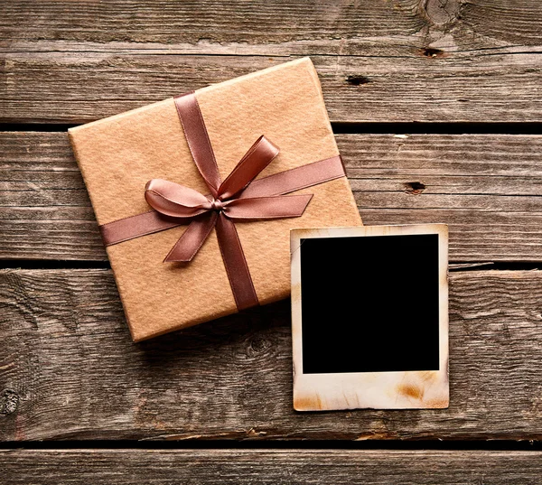 Marco de fotos en blanco con caja de regalo —  Fotos de Stock