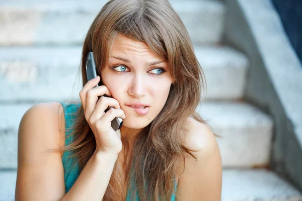 Chica hablando por teléfono celular — Foto de Stock