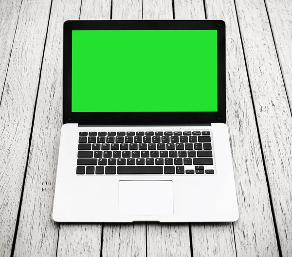 Offener Laptop mit grünem Bildschirm — Stockfoto