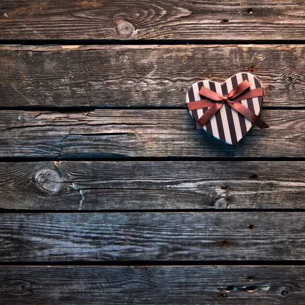 Caixa de presente em forma de coração Dia dos Namorados — Fotografia de Stock
