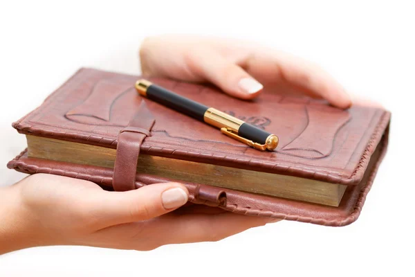 Mulher segurar diário em mãos — Fotografia de Stock