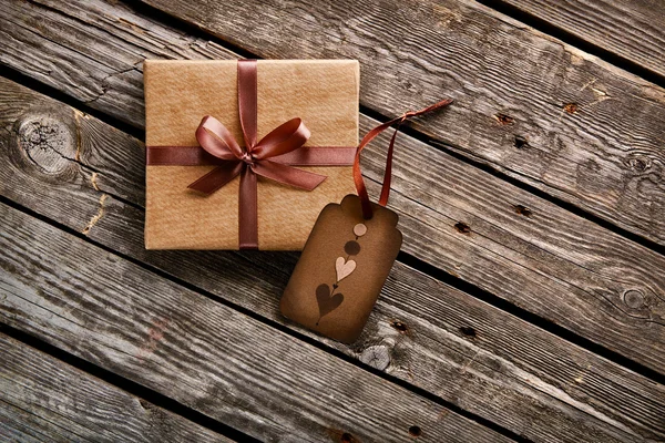 Винтажная подарочная коробка с подарочной биркой — стоковое фото