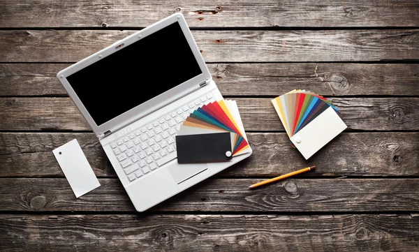 Laptop tasarım renk swatche ile — Stok fotoğraf