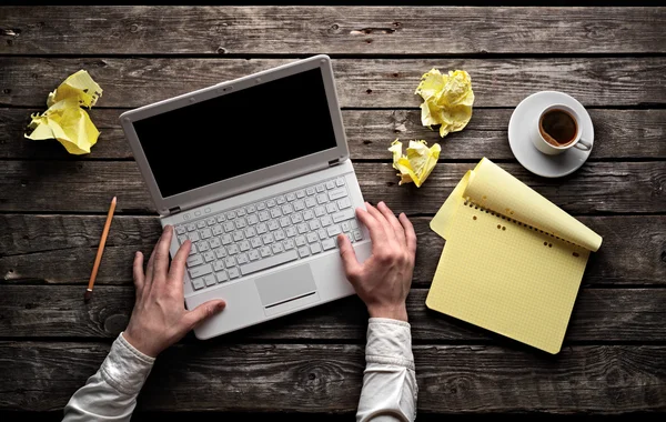 Hombre trabajando en una computadora —  Fotos de Stock