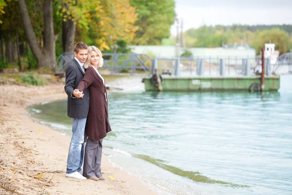 Paar umarmt den Strand — Stockfoto