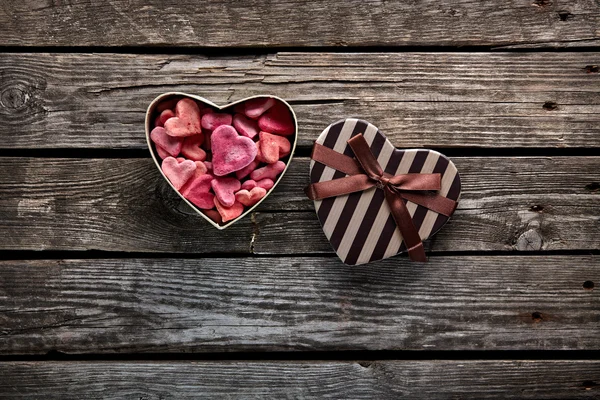 Caja de regalo en forma de corazón abierto con corazones — Foto de Stock