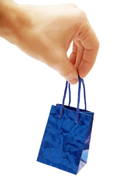 Pequeno saco de compras azul na mão — Fotografia de Stock