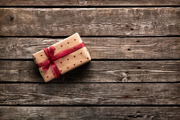 Geschenkbox gebunden rotes Band — Stockfoto