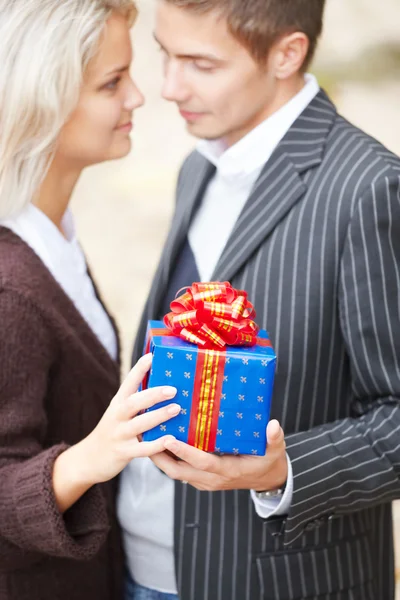 Пара влюбленных в подарочную коробку — стоковое фото