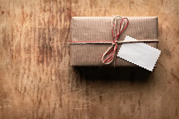 Caja de regalo vintage con etiqueta de regalo en blanco —  Fotos de Stock