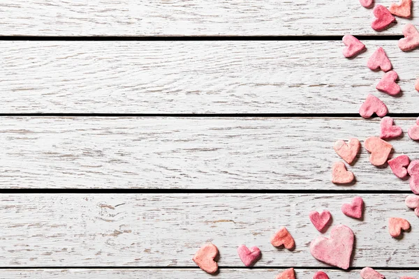 Pequeños corazones sobre mesa de madera blanca —  Fotos de Stock