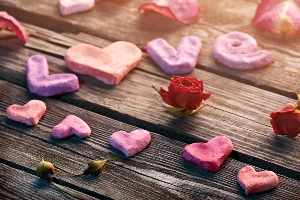 Woord liefde met rozenblaadjes — Stockfoto