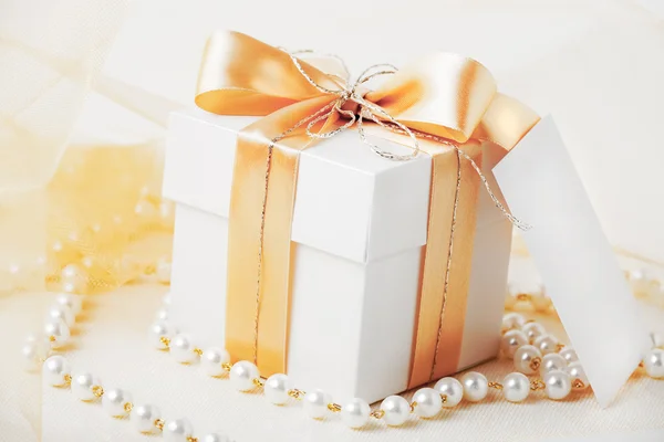 Caja de regalo con collar de perlas — Foto de Stock