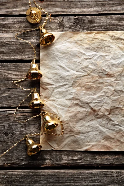Carta stropicciata con campane d'oro di Natale — Foto Stock