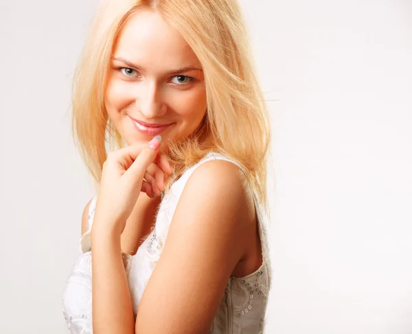 Mujer sonriente posando en el estudio — Foto de Stock