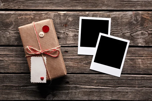 Molduras de fotos em branco e caixa de presente — Fotografia de Stock