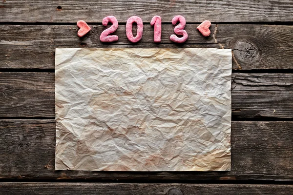 Carta stropicciata con fiori secchi e 2013 — Foto Stock