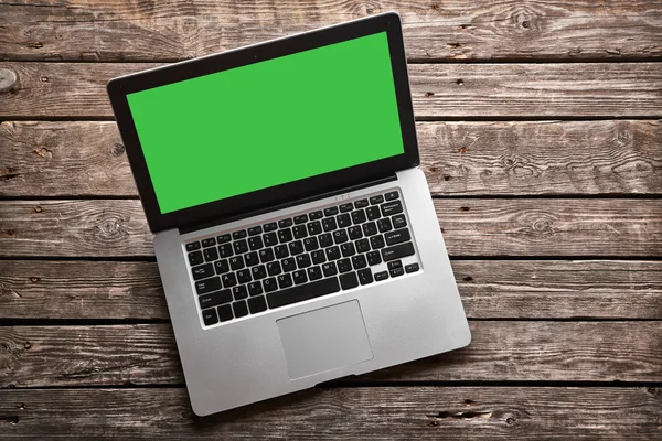 Offener Laptop mit grünem Bildschirm — Stockfoto