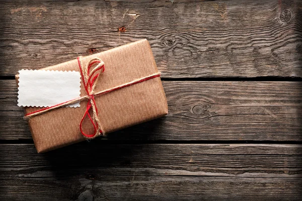 Caja de regalo vintage con etiqueta de regalo en blanco —  Fotos de Stock