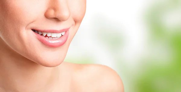 Mujer con sonrisa dentada natural —  Fotos de Stock