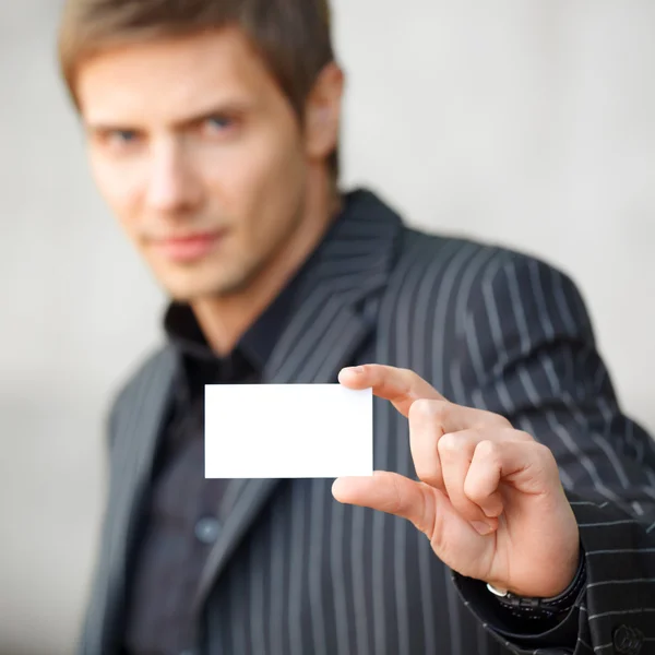 Hombre mostrando tarjeta de visita en blanco — Foto de Stock