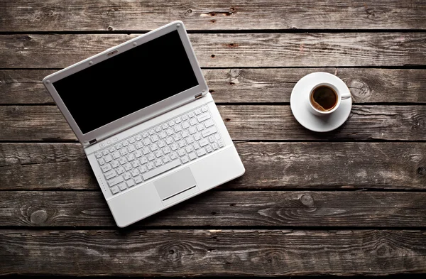Kahve fincanı ile beyaz dizüstü bilgisayar — Stok fotoğraf