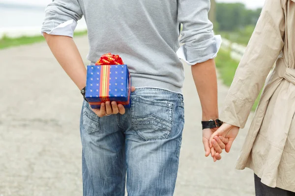 Mann will seiner Freundin ein Geschenk machen — Stockfoto