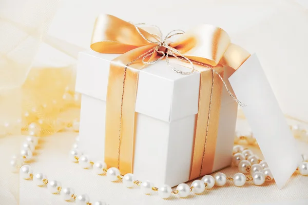 Gift box with pearl necklace Royalty Free Stock Photos