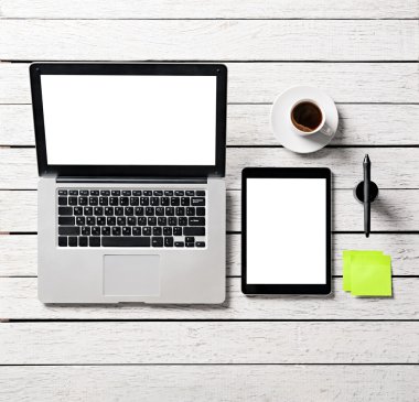 Tablet pc, dizüstü bilgisayar ve yapışkan notlar ile alay