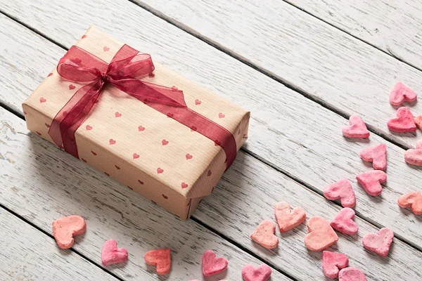 Vintage gift box with heap of small hearts — Stock Photo, Image
