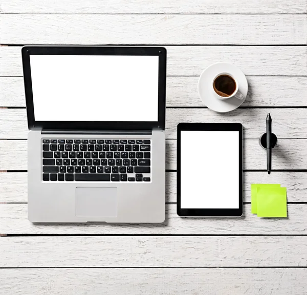 Tablet pc, dizüstü bilgisayar ve yapışkan notlar ile alay