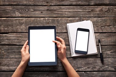 Kadın dijital tablet ekran aşağı kaydırma