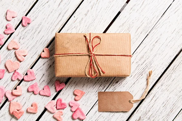 Gift box with blank gift tag — Stock Photo, Image