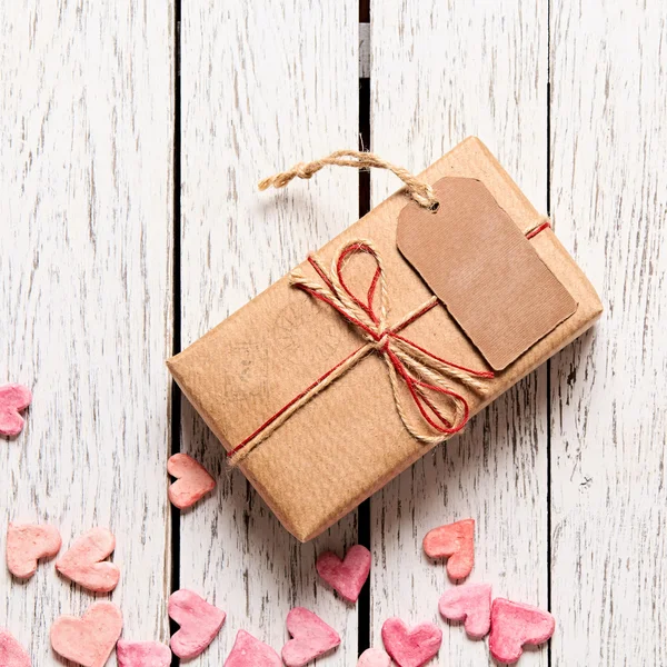 Gift box with blank gift tag — Stock Photo, Image