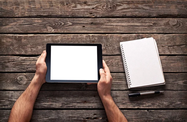 Hombre muestra la pantalla de la tableta digital en sus manos — Foto de Stock