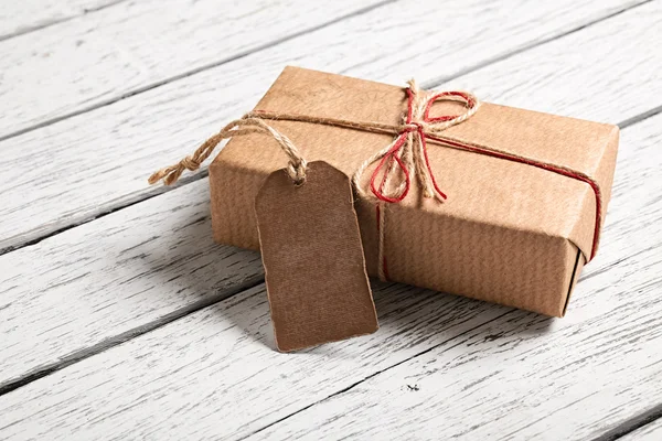 Gift box with blank gift tag — Stock Photo, Image