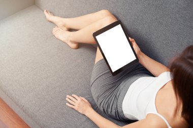 Kadın bir diğer tablet, birlikte kanepede alır.