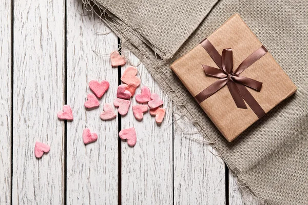 Подарочная коробка с грудой маленьких сердец — стоковое фото