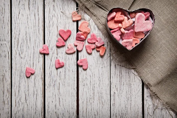 Boîte cadeau en forme de coeur ouvert avec tas de cœurs — Photo