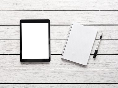Tablet bilgisayar ile not etmek üstünde okul sırası