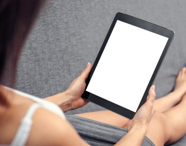 Tablet bilgisayar kullanan kadın