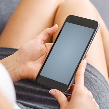 Büyük smartphone kullanan kadın