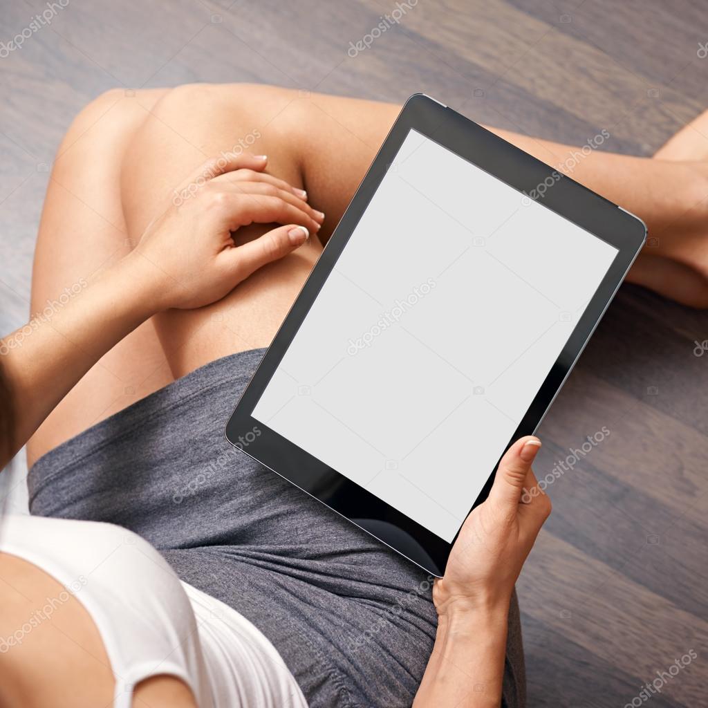 Recording phone voice message. Смартфон chuwi. Девушка держит планшет. Ноутбук планшет. Планшет ipad.